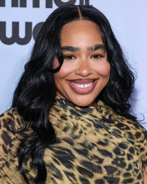 Amerikalı aktris, komedyen, girişimci ve sosyal medya kişiliği B. Simone, 21 Kasım 2025 'te Beverly Hills, LA, CA, ABD' de düzenlenen 4. Geleneksel Femme It Forward 'a' Give her FlowHERS 'Ödül Galası' na geldi.