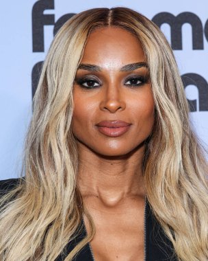 Amerikalı şarkıcı, söz yazarı ve dansçı Ciara Princess Harris Wilson, 21 Kasım 2025 tarihinde Beverly Hills, Los Angeles, Kaliforniya 'da düzenlenen 4. Geleneksel Femme It Forward' Give Her FlowHERS 'Ödül Galası' na geldi.   