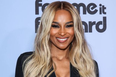 Amerikalı şarkıcı, söz yazarı ve dansçı Ciara Princess Harris Wilson, 21 Kasım 2025 tarihinde Beverly Hills, Los Angeles, Kaliforniya 'da düzenlenen 4. Geleneksel Femme It Forward' Give Her FlowHERS 'Ödül Galası' na geldi.   