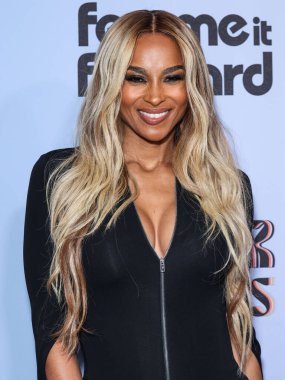 Amerikalı şarkıcı, söz yazarı ve dansçı Ciara Princess Harris Wilson, 21 Kasım 2025 tarihinde Beverly Hills, Los Angeles, Kaliforniya 'da düzenlenen 4. Geleneksel Femme It Forward' Give Her FlowHERS 'Ödül Galası' na geldi.   