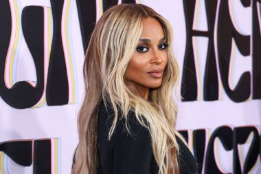 Amerikalı şarkıcı, söz yazarı ve dansçı Ciara Princess Harris Wilson, 21 Kasım 2025 tarihinde Beverly Hills, Los Angeles, Kaliforniya 'da düzenlenen 4. Geleneksel Femme It Forward' Give Her FlowHERS 'Ödül Galası' na geldi.   