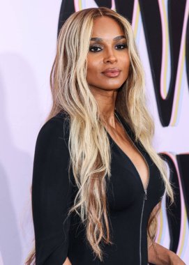 Amerikalı şarkıcı, söz yazarı ve dansçı Ciara Princess Harris Wilson, 21 Kasım 2025 tarihinde Beverly Hills, Los Angeles, Kaliforniya 'da düzenlenen 4. Geleneksel Femme It Forward' Give Her FlowHERS 'Ödül Galası' na geldi.   