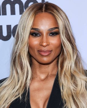 Amerikalı şarkıcı, söz yazarı ve dansçı Ciara Princess Harris Wilson, 21 Kasım 2025 tarihinde Beverly Hills, Los Angeles, Kaliforniya 'da düzenlenen 4. Geleneksel Femme It Forward' Give Her FlowHERS 'Ödül Galası' na geldi.   