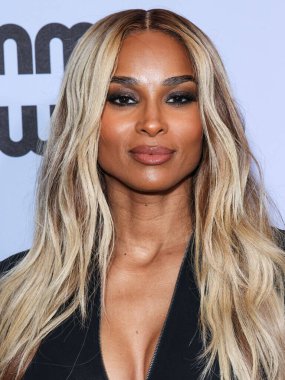 Amerikalı şarkıcı, söz yazarı ve dansçı Ciara Princess Harris Wilson, 21 Kasım 2025 tarihinde Beverly Hills, Los Angeles, Kaliforniya 'da düzenlenen 4. Geleneksel Femme It Forward' Give Her FlowHERS 'Ödül Galası' na geldi.   