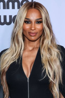 Amerikalı şarkıcı, söz yazarı ve dansçı Ciara Princess Harris Wilson, 21 Kasım 2025 tarihinde Beverly Hills, Los Angeles, Kaliforniya 'da düzenlenen 4. Geleneksel Femme It Forward' Give Her FlowHERS 'Ödül Galası' na geldi.   
