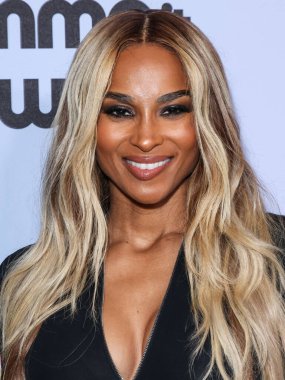 Amerikalı şarkıcı, söz yazarı ve dansçı Ciara Princess Harris Wilson, 21 Kasım 2025 tarihinde Beverly Hills, Los Angeles, Kaliforniya 'da düzenlenen 4. Geleneksel Femme It Forward' Give Her FlowHERS 'Ödül Galası' na geldi.   