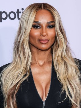 Amerikalı şarkıcı, söz yazarı ve dansçı Ciara Princess Harris Wilson, 21 Kasım 2025 tarihinde Beverly Hills, Los Angeles, Kaliforniya 'da düzenlenen 4. Geleneksel Femme It Forward' Give Her FlowHERS 'Ödül Galası' na geldi.   