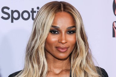 Amerikalı şarkıcı, söz yazarı ve dansçı Ciara Princess Harris Wilson, 21 Kasım 2025 tarihinde Beverly Hills, Los Angeles, Kaliforniya 'da düzenlenen 4. Geleneksel Femme It Forward' Give Her FlowHERS 'Ödül Galası' na geldi.   