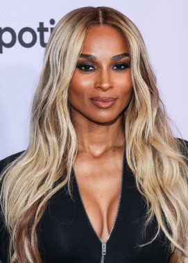 Amerikalı şarkıcı, söz yazarı ve dansçı Ciara Princess Harris Wilson, 21 Kasım 2025 tarihinde Beverly Hills, Los Angeles, Kaliforniya 'da düzenlenen 4. Geleneksel Femme It Forward' Give Her FlowHERS 'Ödül Galası' na geldi.   