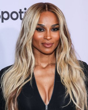 Amerikalı şarkıcı, söz yazarı ve dansçı Ciara Princess Harris Wilson, 21 Kasım 2025 tarihinde Beverly Hills, Los Angeles, Kaliforniya 'da düzenlenen 4. Geleneksel Femme It Forward' Give Her FlowHERS 'Ödül Galası' na geldi.   