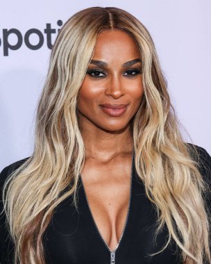 Amerikalı şarkıcı, söz yazarı ve dansçı Ciara Princess Harris Wilson, 21 Kasım 2025 tarihinde Beverly Hills, Los Angeles, Kaliforniya 'da düzenlenen 4. Geleneksel Femme It Forward' Give Her FlowHERS 'Ödül Galası' na geldi.   