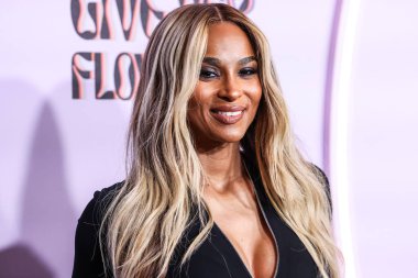 Amerikalı şarkıcı, söz yazarı ve dansçı Ciara Princess Harris Wilson, 21 Kasım 2025 tarihinde Beverly Hills, Los Angeles, Kaliforniya 'da düzenlenen 4. Geleneksel Femme It Forward' Give Her FlowHERS 'Ödül Galası' na geldi.   