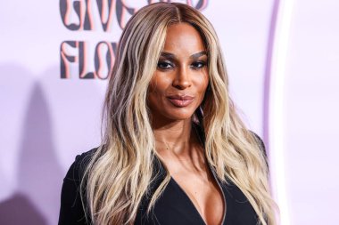 Amerikalı şarkıcı, söz yazarı ve dansçı Ciara Princess Harris Wilson, 21 Kasım 2025 tarihinde Beverly Hills, Los Angeles, Kaliforniya 'da düzenlenen 4. Geleneksel Femme It Forward' Give Her FlowHERS 'Ödül Galası' na geldi.   