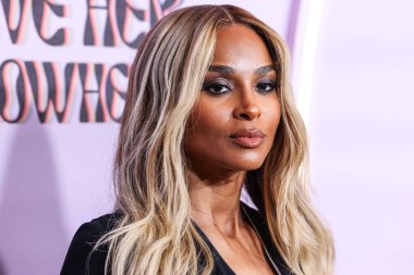 Amerikalı şarkıcı, söz yazarı ve dansçı Ciara Princess Harris Wilson, 21 Kasım 2025 tarihinde Beverly Hills, Los Angeles, Kaliforniya 'da düzenlenen 4. Geleneksel Femme It Forward' Give Her FlowHERS 'Ödül Galası' na geldi.   