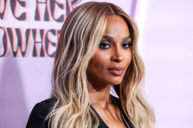 Amerikalı şarkıcı, söz yazarı ve dansçı Ciara Princess Harris Wilson, 21 Kasım 2025 tarihinde Beverly Hills, Los Angeles, Kaliforniya 'da düzenlenen 4. Geleneksel Femme It Forward' Give Her FlowHERS 'Ödül Galası' na geldi.   