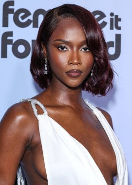 Amerikalı şarkıcı Ebony Riley, 21 Kasım 2025 'te Beverly Hilton Oteli' nde düzenlenen 4. Geleneksel Femme It Forward 'Give her FlowHERS' ödül galasına geliyor..    