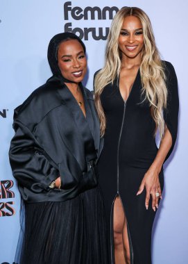 Heather Lowery ve Amerikalı şarkıcı-söz yazarı ve dansçı Ciara Princess Harris Wilson, 21 Kasım 2025 'te Beverly Hills, LA, ABD' de düzenlenen 4. Yıllık Femme It Forward 'Give Her FlowHERS Ödülleri Galası' na geldiler..