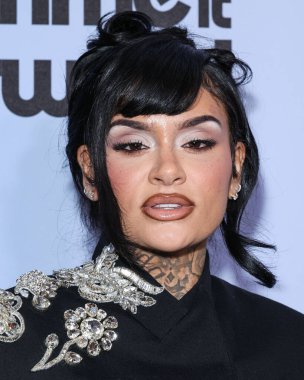 David Koma eşliğinde Amerikalı şarkıcı, söz yazarı ve dansçı Kehlani Ashley Parrish, 21 Kasım 2025 'te Beverly Hills, Los Angeles' ta düzenlenen 4. Geleneksel Femme It Forward 'a' Give her FlowHERS 'Ödül Töreni' ne geldi.    