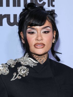 David Koma eşliğinde Amerikalı şarkıcı, söz yazarı ve dansçı Kehlani Ashley Parrish, 21 Kasım 2025 'te Beverly Hills, Los Angeles' ta düzenlenen 4. Geleneksel Femme It Forward 'a' Give her FlowHERS 'Ödül Töreni' ne geldi.    