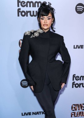 David Koma eşliğinde Amerikalı şarkıcı, söz yazarı ve dansçı Kehlani Ashley Parrish, 21 Kasım 2025 'te Beverly Hills, Los Angeles' ta düzenlenen 4. Geleneksel Femme It Forward 'a' Give her FlowHERS 'Ödül Töreni' ne geldi.    