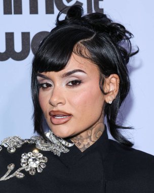 David Koma eşliğinde Amerikalı şarkıcı, söz yazarı ve dansçı Kehlani Ashley Parrish, 21 Kasım 2025 'te Beverly Hills, Los Angeles' ta düzenlenen 4. Geleneksel Femme It Forward 'a' Give her FlowHERS 'Ödül Töreni' ne geldi.    