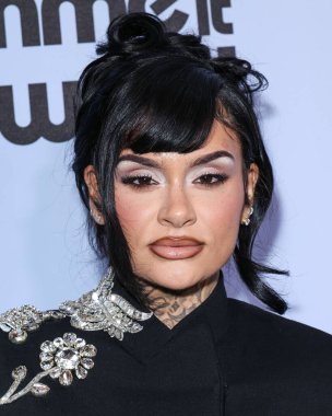 David Koma eşliğinde Amerikalı şarkıcı, söz yazarı ve dansçı Kehlani Ashley Parrish, 21 Kasım 2025 'te Beverly Hills, Los Angeles' ta düzenlenen 4. Geleneksel Femme It Forward 'a' Give her FlowHERS 'Ödül Töreni' ne geldi.    