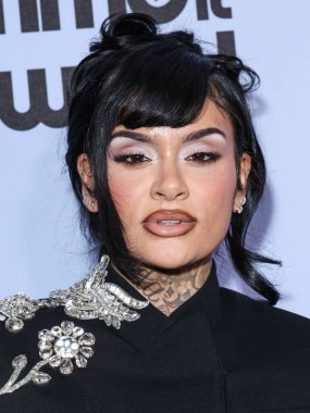 David Koma eşliğinde Amerikalı şarkıcı, söz yazarı ve dansçı Kehlani Ashley Parrish, 21 Kasım 2025 'te Beverly Hills, Los Angeles' ta düzenlenen 4. Geleneksel Femme It Forward 'a' Give her FlowHERS 'Ödül Töreni' ne geldi.    