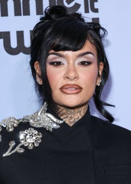 David Koma eşliğinde Amerikalı şarkıcı, söz yazarı ve dansçı Kehlani Ashley Parrish, 21 Kasım 2025 'te Beverly Hills, Los Angeles' ta düzenlenen 4. Geleneksel Femme It Forward 'a' Give her FlowHERS 'Ödül Töreni' ne geldi.    