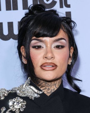 David Koma eşliğinde Amerikalı şarkıcı, söz yazarı ve dansçı Kehlani Ashley Parrish, 21 Kasım 2025 'te Beverly Hills, Los Angeles' ta düzenlenen 4. Geleneksel Femme It Forward 'a' Give her FlowHERS 'Ödül Töreni' ne geldi.    