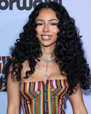 Christian Dior SS02 RTW giyen Amerikalı şarkıcı ve söz yazarı Mariah the Scientist (Mariah Amani Buckles), 21 Kasım 2025 'te Beverly Hilton Hotel' de düzenlenen 4.   