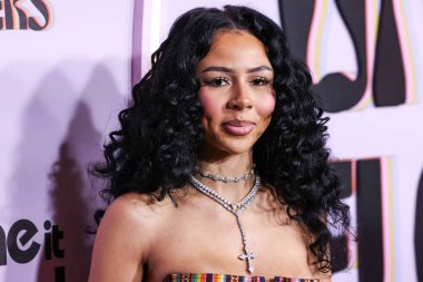 Christian Dior SS02 RTW giyen Amerikalı şarkıcı ve söz yazarı Mariah the Scientist (Mariah Amani Buckles), 21 Kasım 2025 'te Beverly Hilton Hotel' de düzenlenen 4.   