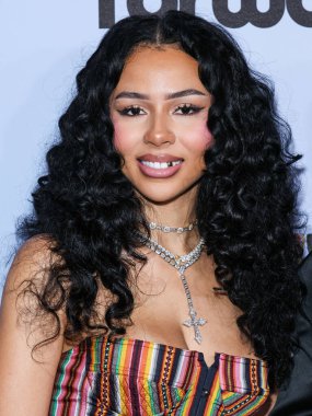 Christian Dior SS02 RTW giyen Amerikalı şarkıcı ve söz yazarı Mariah the Scientist (Mariah Amani Buckles), 21 Kasım 2025 'te Beverly Hilton Hotel' de düzenlenen 4.   