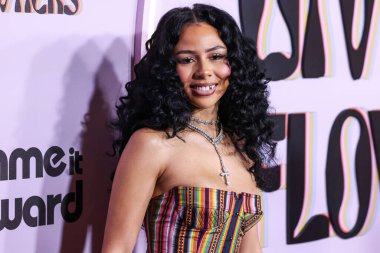 Christian Dior SS02 RTW giyen Amerikalı şarkıcı ve söz yazarı Mariah the Scientist (Mariah Amani Buckles), 21 Kasım 2025 'te Beverly Hilton Hotel' de düzenlenen 4.   