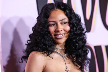 Christian Dior SS02 RTW giyen Amerikalı şarkıcı ve söz yazarı Mariah the Scientist (Mariah Amani Buckles), 21 Kasım 2025 'te Beverly Hilton Hotel' de düzenlenen 4.   