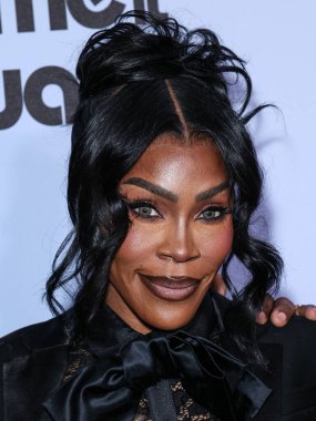 Teyana Taylor 'ın annesi Nikki Taylor, 21 Kasım 2025' te Beverly Hilton Otel 'de düzenlenen 4. Geleneksel Femme It Forward' Give her FlowHERS 'ödül galasına geliyor.. 