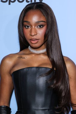Amerikalı şarkıcı Normani Kordei Hamilton, 21 Kasım 2025 'te Beverly Hilton Oteli' nde düzenlenen 4. Geleneksel Femme It Forward 'Give her FlowHERS' ödül galasına geldi..    