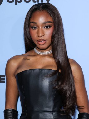 Amerikalı şarkıcı Normani Kordei Hamilton, 21 Kasım 2025 'te Beverly Hilton Oteli' nde düzenlenen 4. Geleneksel Femme It Forward 'Give her FlowHERS' ödül galasına geldi..    