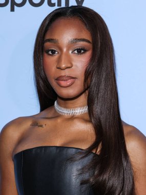 Amerikalı şarkıcı Normani Kordei Hamilton, 21 Kasım 2025 'te Beverly Hilton Oteli' nde düzenlenen 4. Geleneksel Femme It Forward 'Give her FlowHERS' ödül galasına geldi..    