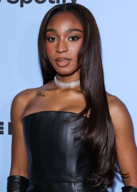 Amerikalı şarkıcı Normani Kordei Hamilton, 21 Kasım 2025 'te Beverly Hilton Oteli' nde düzenlenen 4. Geleneksel Femme It Forward 'Give her FlowHERS' ödül galasına geldi..    