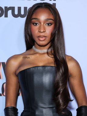 Amerikalı şarkıcı Normani Kordei Hamilton, 21 Kasım 2025 'te Beverly Hilton Oteli' nde düzenlenen 4. Geleneksel Femme It Forward 'Give her FlowHERS' ödül galasına geldi..    