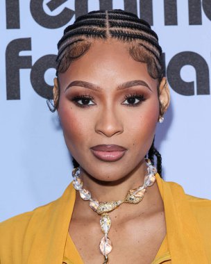 Pretty Vee, 21 Kasım 2025 'te Beverly Hilton Oteli' nde düzenlenen 'Give her FlowHERS' ödül törenine 4. Geleneksel Femme It Forward 'a geldi..     