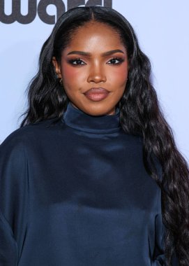 Amerikalı aktris, şarkıcı ve söz yazarı Ryan Destiny, 21 Kasım 2025 tarihinde Beverly Hills, Los Angeles, Kaliforniya, ABD 'de düzenlenen 4. Geleneksel Femme It Forward' Give Her FlowHERS 'Ödül Galası' na geldi..    