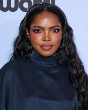 Amerikalı aktris, şarkıcı ve söz yazarı Ryan Destiny, 21 Kasım 2025 tarihinde Beverly Hills, Los Angeles, Kaliforniya, ABD 'de düzenlenen 4. Geleneksel Femme It Forward' Give Her FlowHERS 'Ödül Galası' na geldi..    