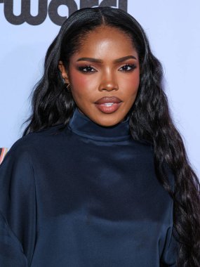 Amerikalı aktris, şarkıcı ve söz yazarı Ryan Destiny, 21 Kasım 2025 tarihinde Beverly Hills, Los Angeles, Kaliforniya, ABD 'de düzenlenen 4. Geleneksel Femme It Forward' Give Her FlowHERS 'Ödül Galası' na geldi..    