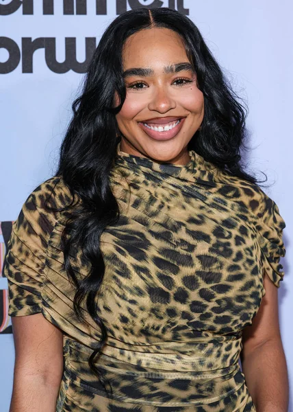 Amerikalı aktris, komedyen, girişimci ve sosyal medya kişiliği B. Simone, 21 Kasım 2025 'te Beverly Hills, LA, CA, ABD' de düzenlenen 4. Geleneksel Femme It Forward 'a' Give her FlowHERS 'Ödül Galası' na geldi.