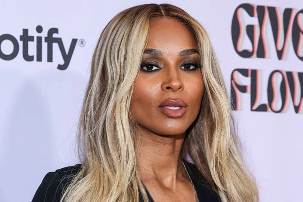 Amerikalı şarkıcı, söz yazarı ve dansçı Ciara Princess Harris Wilson, 21 Kasım 2025 tarihinde Beverly Hills, Los Angeles, Kaliforniya 'da düzenlenen 4. Geleneksel Femme It Forward' Give Her FlowHERS 'Ödül Galası' na geldi.   