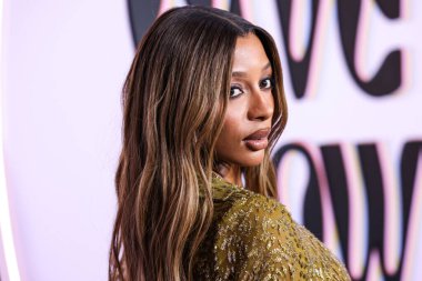 Amerikalı şarkıcı ve söz yazarı Victoria Monet (Victoria Mont), 21 Kasım 2025 'te Beverly Hilton Hotel' de düzenlenen 4. Geleneksel Femme It Forward 'Give her FlowHERS' Ödül Galasına geldi.      