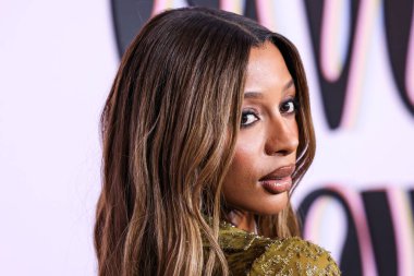 Amerikalı şarkıcı ve söz yazarı Victoria Monet (Victoria Mont), 21 Kasım 2025 'te Beverly Hilton Hotel' de düzenlenen 4. Geleneksel Femme It Forward 'Give her FlowHERS' Ödül Galasına geldi.      