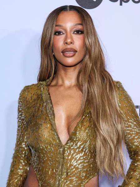 Amerikalı şarkıcı ve söz yazarı Victoria Monet (Victoria Mont), 21 Kasım 2025 'te Beverly Hilton Hotel' de düzenlenen 4. Geleneksel Femme It Forward 'Give her FlowHERS' Ödül Galasına geldi.      