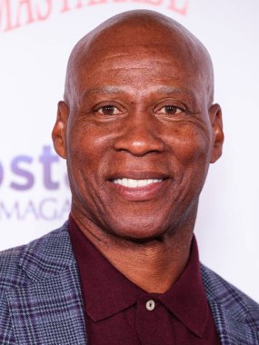 Amerikalı eski profesyonel basketbol oyuncusu ve koç Byron Scott, Hollywood 'da 30 Kasım 2025 tarihinde Hollywood Bulvarı' nda düzenlenen Tots for Tots 'a destek olmak için Büyük Mareşal Luke Wilson' ın katıldığı 93.